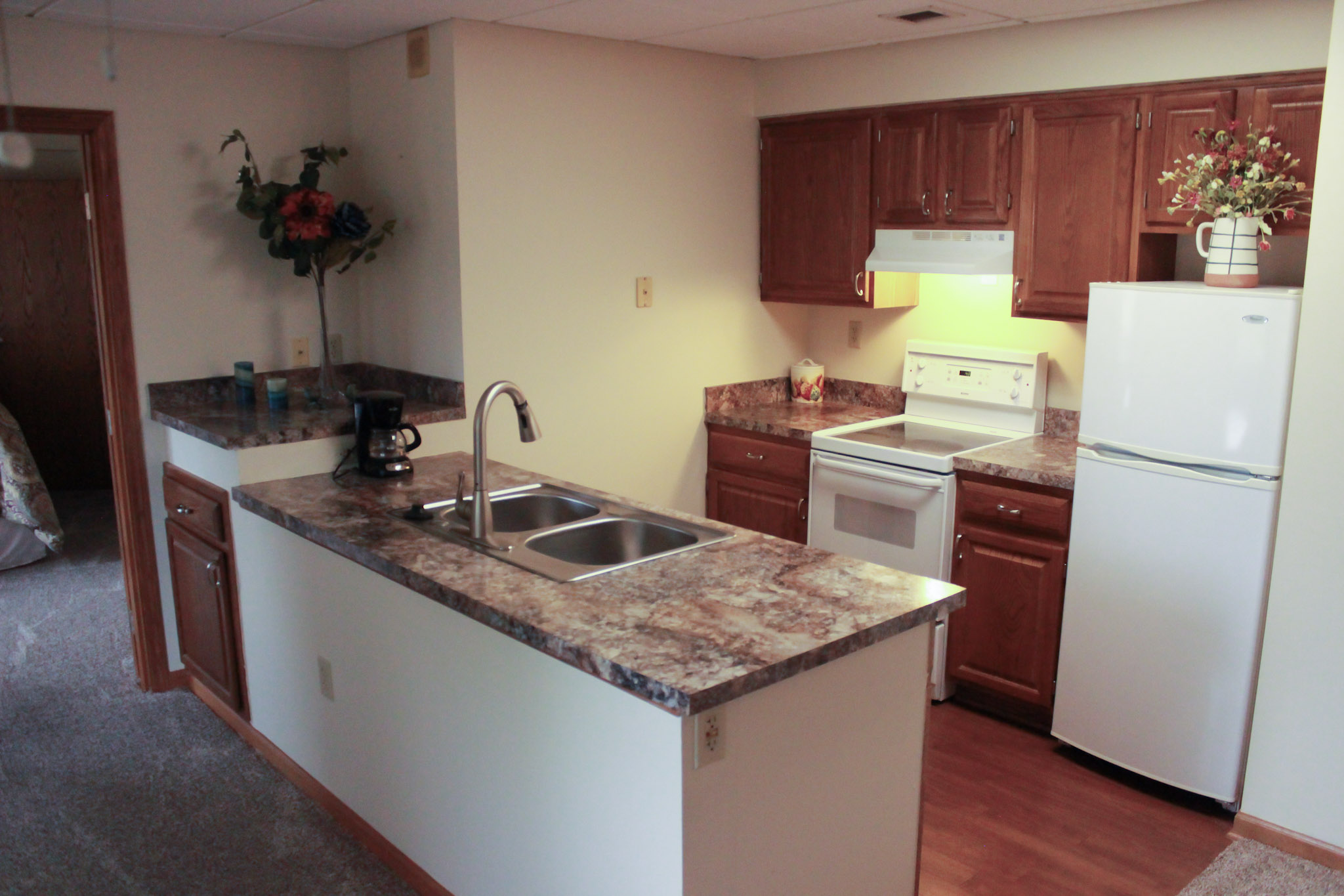 IL Kitchen Wide Marble-style Counters